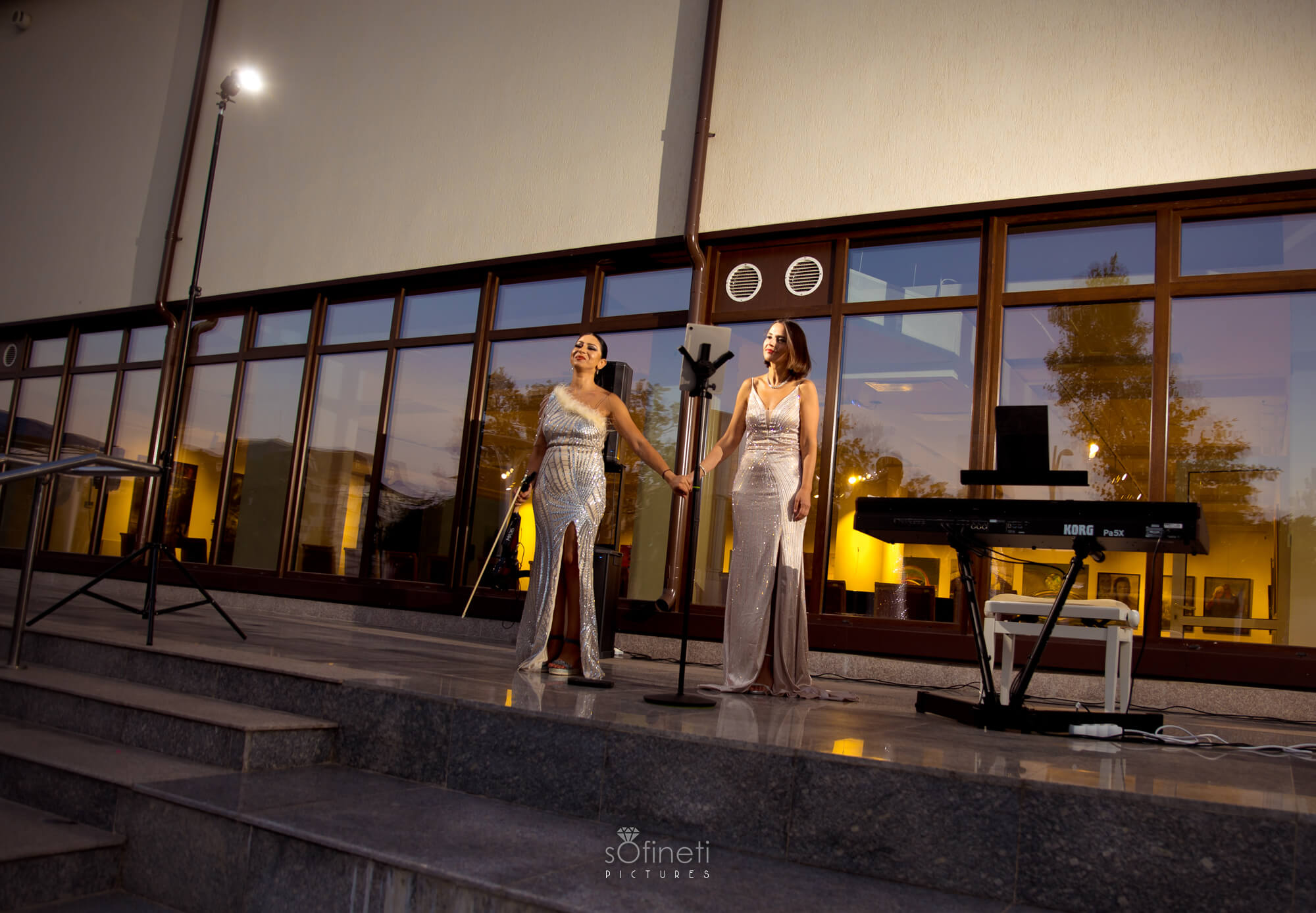 EchoElle violonistă și pianist pe scenă la gală de prestige